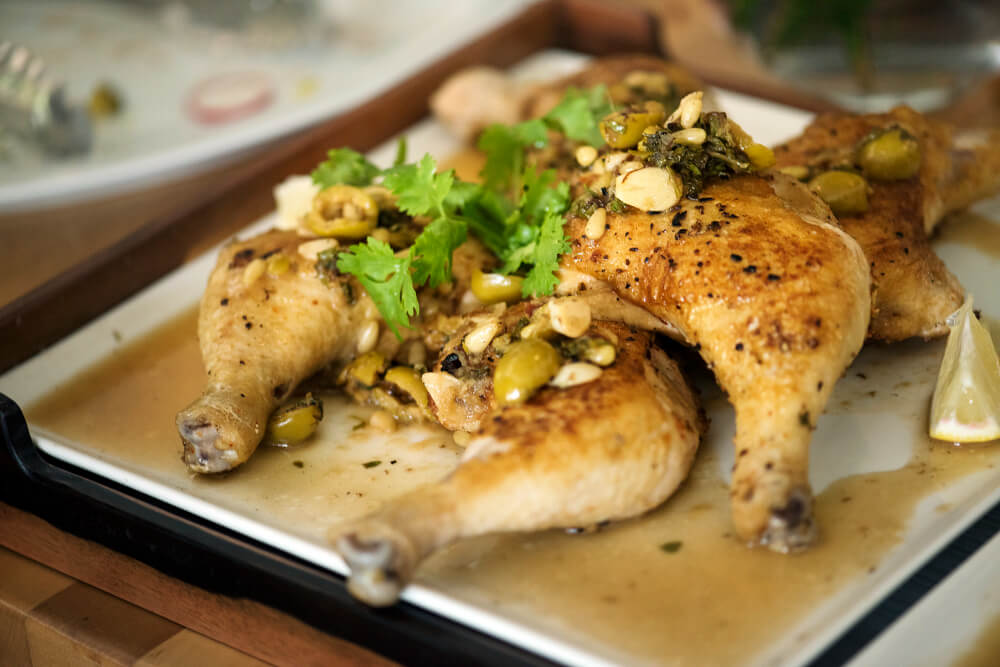 pollo asado con hierbas provenzales dorado y jugoso